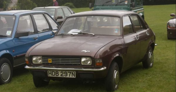 Малко хора извън Обединеното кралство вероятно са запознати с Austin Allegro. Вероятно причината колата да е непозната за повечето американци е, че не е особено запомняща се.

Това е достъпен семеен автомобил и наистина нищо в него не се откроява. Всъщност, единствените неща, които правят впечатление при Allegro, са проблемните страни.

За британците на определена възраст Allegro вероятно ще отключи ярки спомени. Auto Express би ни накарал да повярваме, че това е най-лошата кола, създавана някога. Въпреки това, когато анализираме каквото и да е оплакване спрямо модела, изглежда, че чистата му безвкусност е основният му недостатък.

Allegro е проектиран и реализиран от компания, която по това време се намира в най-лошата част от своята история. Allegro изглежда толкова невзрачен, че дизайнерите смятат, че промяната във формата на волана може леко да подобри нещата. Нещата обаче не са толкова прости.
